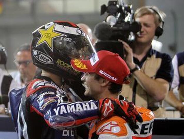 Dani Pedrosa felicita a Jorge Lorenzo por su victoria en el GP de Qatar.

Foto: AFP Photo