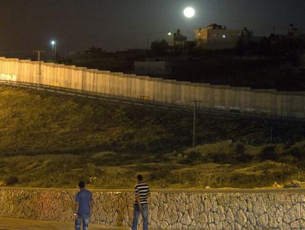 La 'superluna' vista desde la frontera de Jerusal&eacute;n, Israel./ Efe