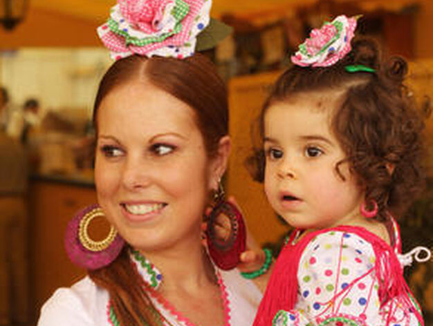 Madre e hija vestidas de flamenca

Foto: Miguel Angel Gonzalez