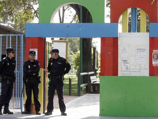 Polic&iacute;as apostados en la entrada del parque Cruz Conde.