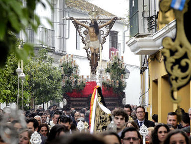 El Cristo de la Expiraci&oacute;n, rodeado de una multitud, a su paso por la calle Barja en pleno barrio de San Miguel.

Foto: Miguel Angel Gonzalez