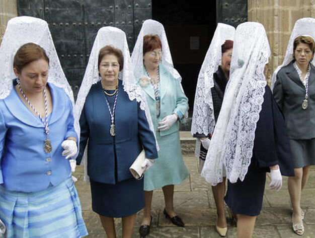 Varias mujeres luciendo mantilla a las afueras de la Catedral

Foto: Miguel Angel Gonzalez