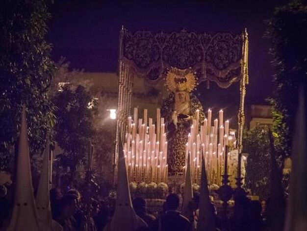 La Virgen de la Esperanza de San Francisco, como es conocida en Jerez, con la candeler&iacute;a encendida.

Foto: Manu Garcia