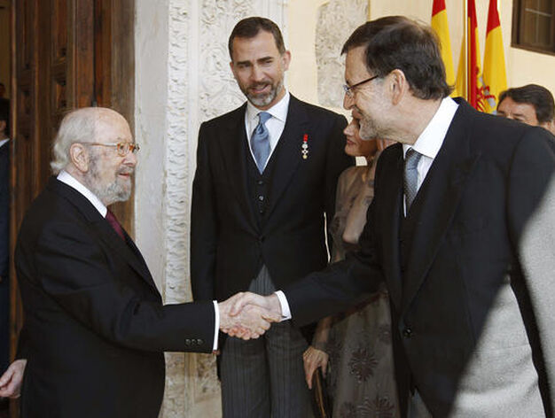Caballero Bonald saluda a Mariano Rajoy en presencia del Pr&iacute;ncipe Felipe. / EFE