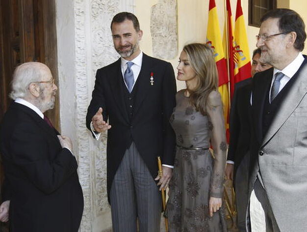 Caballero Bonald, el Pr&iacute;ncipe Felipe, la Princesa Letizia y el presidente del Gobierno, Mariano Rajoy. / EFE