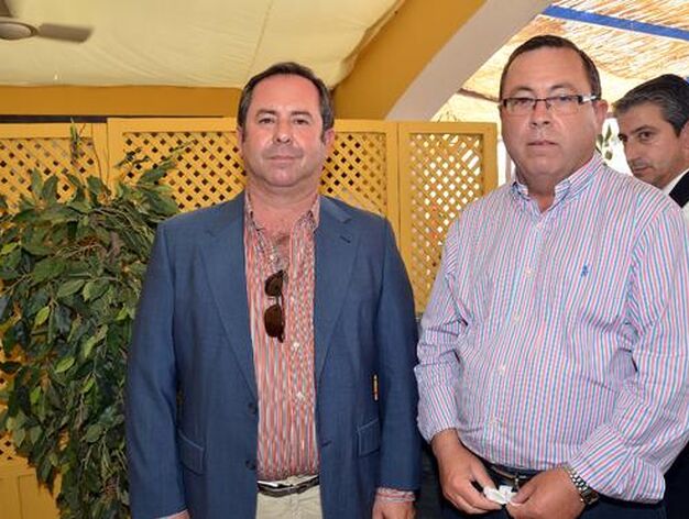 Manuel Guti&eacute;rrez, propietario de Muebles Briole, junto a Manuel Requena, ayer en la caseta de Diario de Jerez.

Foto: Manuel Aranda