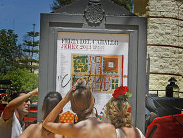 Informaci&oacute;n. Un grupo de mujeres buscando la ubicaci&oacute;n de una caseta en un mapa de la Feria.

Foto: Pascual