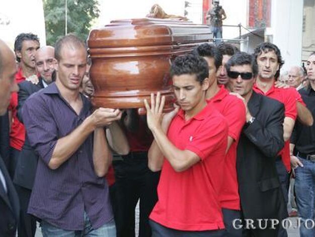 Navas lleva el f&eacute;retro con los restos mortales de Antonio Puerta.

Foto: SFC