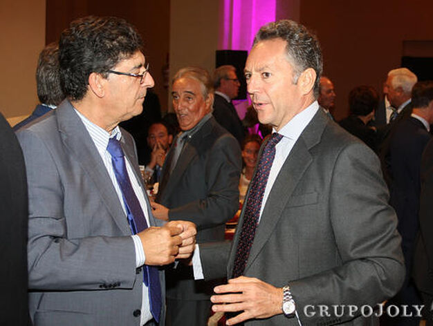 El vicepresidente de la Junta de Andaluc&iacute;a, Diego Valderas, con Jos&eacute; Joly. 

Foto: Alberto Dom&iacute;nguez