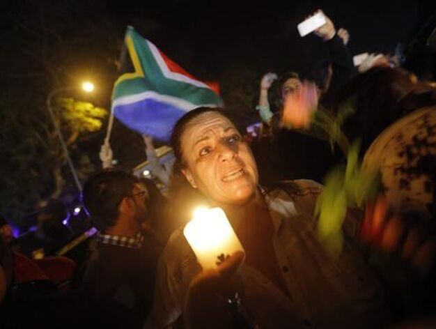 Dolor entre los sudafricano al poco de conocerse la muerte de Mandela.

Foto: EFE