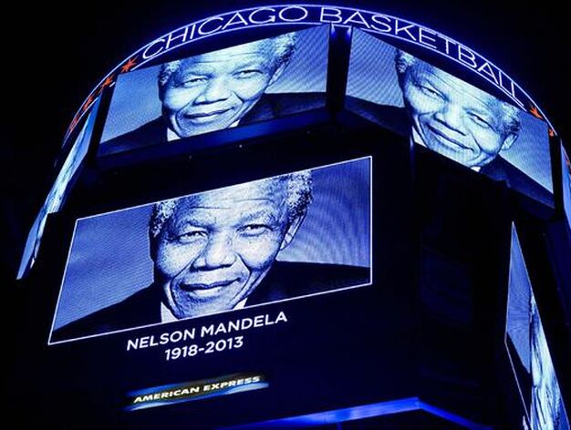Un homenaje a Nelson Mandela transmitido en el tablero sobre la cancha durante un minuto de silencio en el partido de la NBA entre Chicago Bulls y Miami Heat.

Foto: EFE