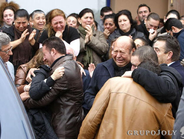 Manuel Moneo y el resto de familiares despiden con much&iacute;simo dolor a Juan Moneo 'El Torta'.

Foto: Pascual