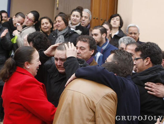 Manuel Moneo y el resto de familiares despiden con much&iacute;simo dolor a Juan Moneo 'El Torta'.

Foto: Pascual
