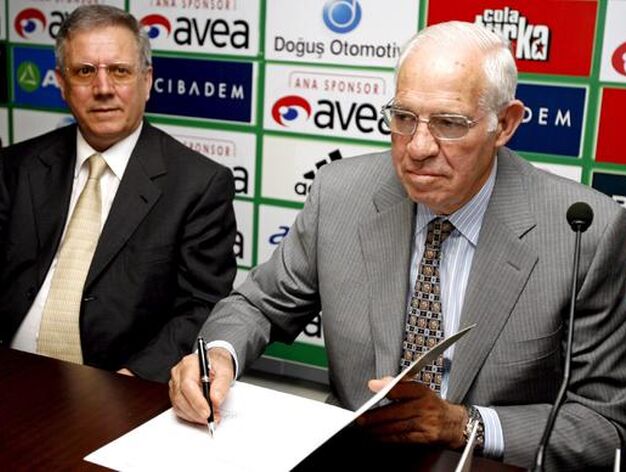 Aragon&eacute;s firmando por el Fenerba&ccedil;he

Foto: Efe
