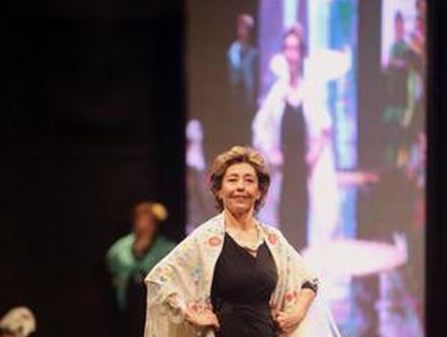 Los trajes de la dise&ntilde;adora Carmen Acedo se lucieron con garbo y desparpajo al son del Coro de la Tercera Edad.

Foto: Juan Carlos Corchado