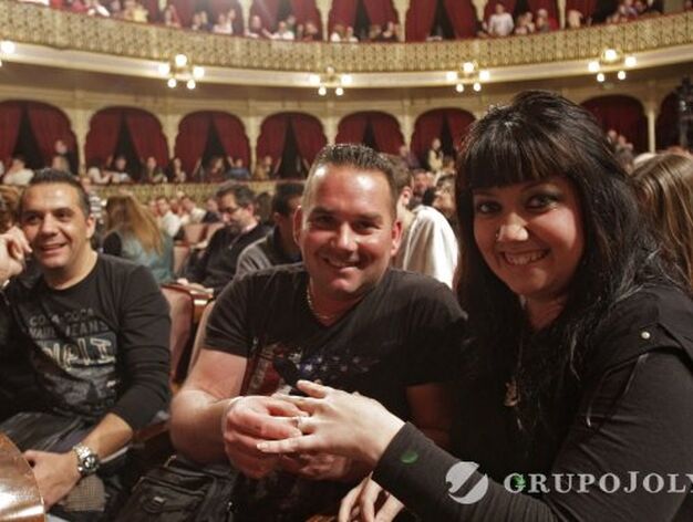 Una pareja se prometi&oacute; en el Gran Teatro Falla. 

Foto: Fito Carreto &middot; Julio Gonzalez &middot; Lourdes de Vicente