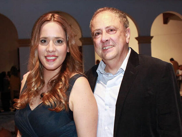 La cantante Paula Ortiz, con su padre, el galerista Rafael Ortiz.

Foto: Victoria Ram&iacute;rez