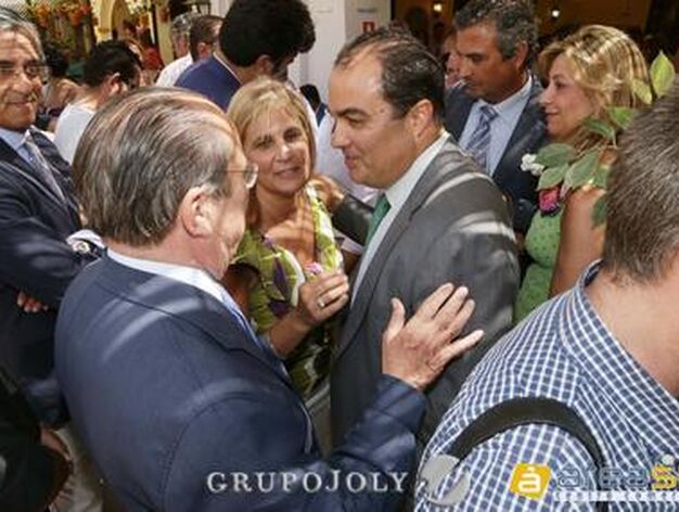 La alcaldesa charla junto a David Fern&aacute;ndez con el diputado nacional del PP Aurelio Romero.

Foto: Vanesa Lobo