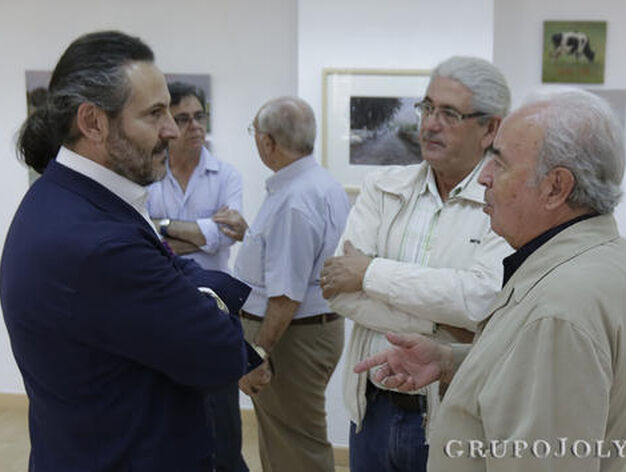El autor conversa con Pepe Basto y Pepe Mar&iacute;n. 

Foto: Miguel Angel Gonzalez