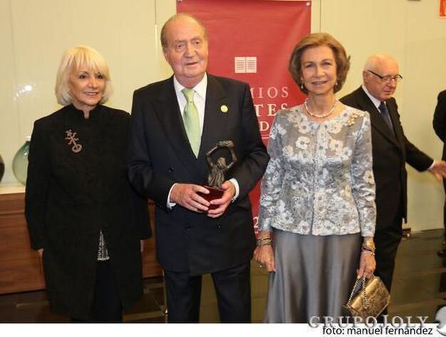 Don Juan Carlos posa con el premio Cortes de C&aacute;diz con Te&oacute;fila Mart&iacute;nez y la Reina./MF