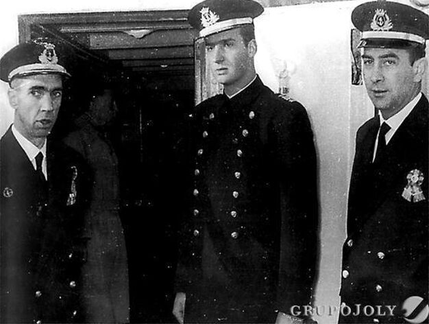 Don Juan Carlos, de guardamarina en Elcano./Diario de C&aacute;diz