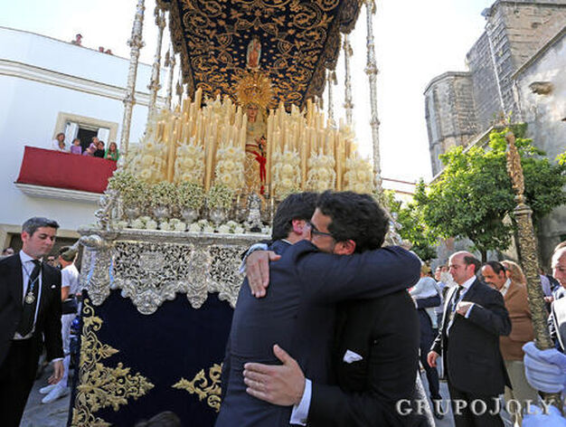 El hermano mayor de La Cena y el capataz del palio de la Estrella se abrazan ayer por la tarde.

Foto: Pascual