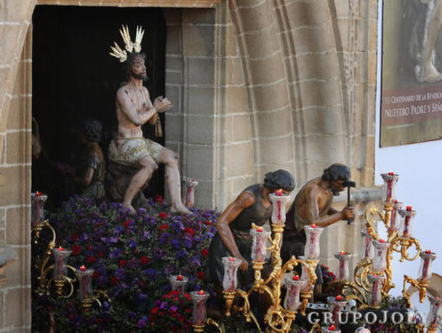 Jes&uacute;s de las Penas, en el momento que pasa por el dintel de la ajustada puerta de la iglesia de San Mateo.

Foto: Pascual