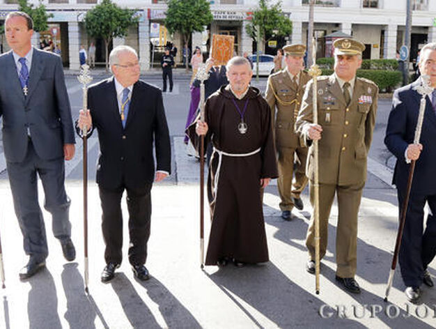 La presidencia accede a Capuchinos tras el desfile previo.

Foto: Miguel Angel Gonzalez