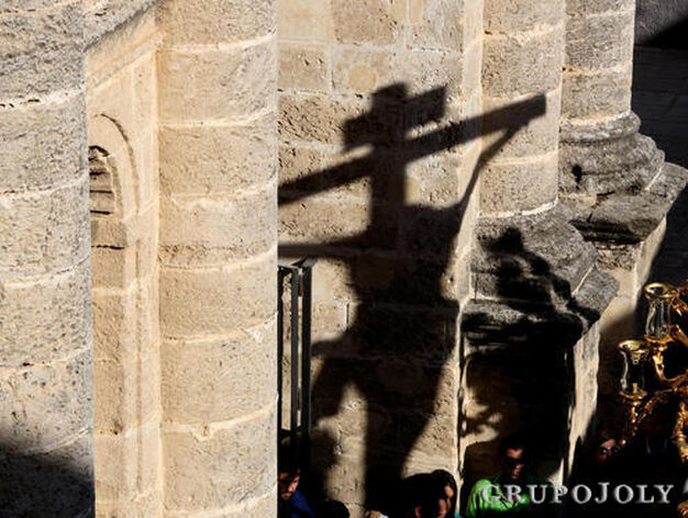 La sombra del Cristo de la Esperanza se proyecta en los muros de San Juan de los Caballeros.

Foto: Pascual