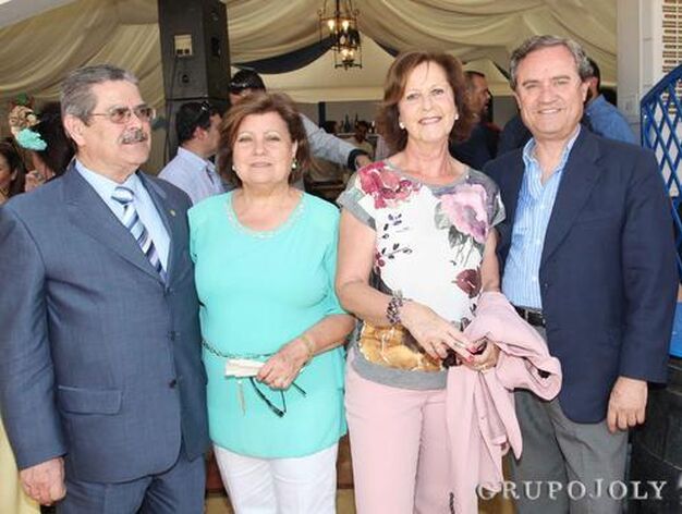 Rafael Castro, su esposa &Aacute;ngeles Moreno, Juan Salido Freyre y su esposa Sira Morales.

Foto: Vanesa Lobo