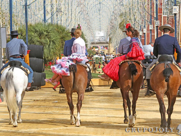 Dos flamencas a caballo en un c&aacute;lido paseo por el Gonz&aacute;lez Hontoria. 

Foto: Pascual
