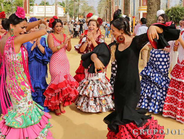 Un grupo de mujeres se arranca por sevillanas en unas de las calles del Real. 

Foto: Miguel Angel Gonzalez