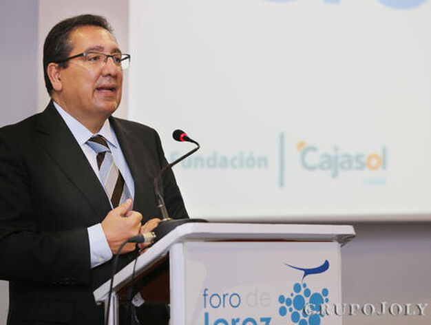 Antonio Pulido, presidente de la Fundaci&oacute;n Cajasol, presenta a la alcaldesa.

Foto: Lobo / Pascual