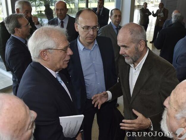 Josep Borrell; Joan Llorach, coautor de 'Las cuentas y los cuentos de la independencia', y Manuel Chaves.

Foto: Juan Carlos V&aacute;zquez/ Victoria Hidalgo