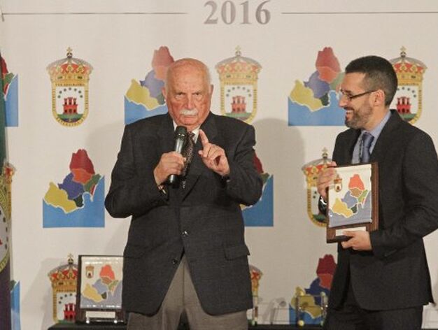 Jos&eacute; Cabello, del Banco de Alimentos, y Juan Franco, alcalde linense.

Foto: Erasmo Fenoy