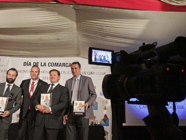 El alcalde de San Roque, Juan Carlos Ruiz Boix, con los tres sanroque&ntilde;os premiados. 

Foto: Erasmo Fenoy