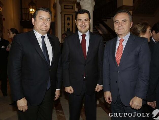 Antonio Sanz, delegado del Gobierno en Andaluc&iacute;a; Juan Manuel Moreno, presidente del PP de Andaluc&iacute;a  y Juan Bueno, presidente del PP de Sevilla.