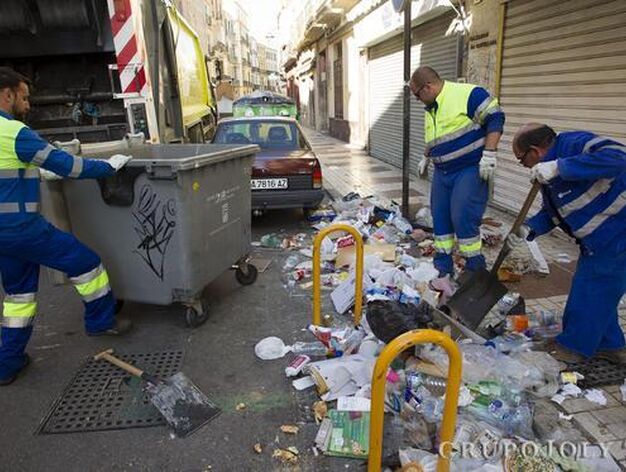 Trabajadores de Limasa limpiando las calles de M&aacute;laga.

Foto: Daniel P&eacute;rez