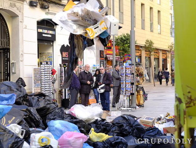 El alcalde durante la recogida de residuos en el centro hist&oacute;rico.

Foto: M. H.
