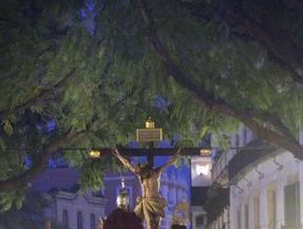El paso de misterio del Sant&iacute;simo Cristo de la Lanzada atraviesa Porvera en busca de la calle San Juan de Dios.

Foto: Manu Garcia