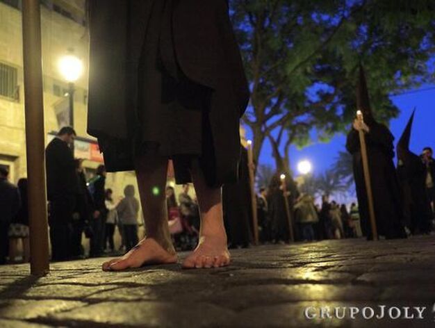 Un nazareno descalzo de La Lanzada en una parada de la cofrad&iacute;a en Porvera.

Foto: Manu Garcia