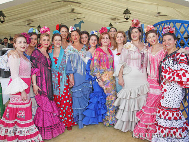 Un grupo de mujeres del servicio de Urgencias del Hospital de Jerez vestidas de faralaes.

Foto: Vanesa Lobo