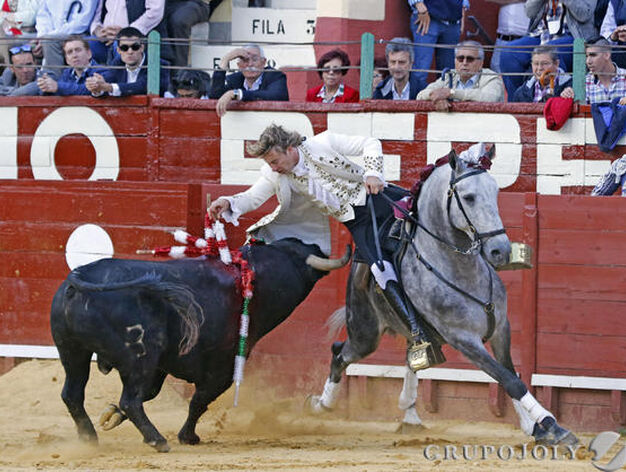 As&iacute; expuso Rui Fernandes con su primero, toro al que desorej&oacute; tras un rejoneazo sin puntilla.

Foto: Miguel Angel Gonzalez