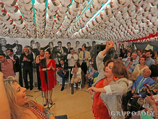 Baile por sevillanas en la conocida pe&ntilde;a flamenca, que vive una Feria realmente espectacular.

Foto: Pascual