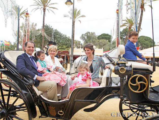 Almudena Maldonado y la familia Escriv&aacute; de Roman&iacute; Guerrero, en un enganche, en la jornada del s&aacute;bado de Feria.

Foto: Vanesa Lobo