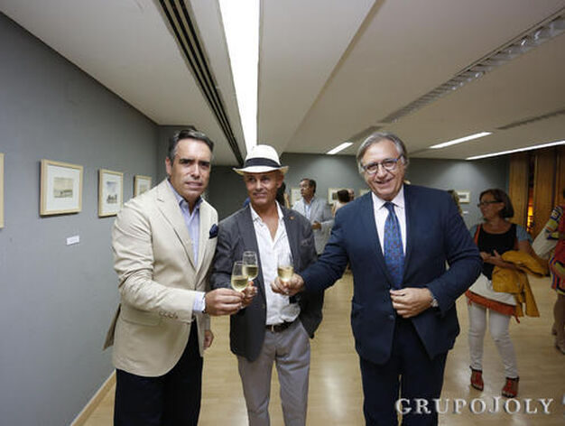 El director del Diario, Rafael Navas, junto al pintor y al delegado de Cultura, Francisco Camas. 

Foto: Pascual