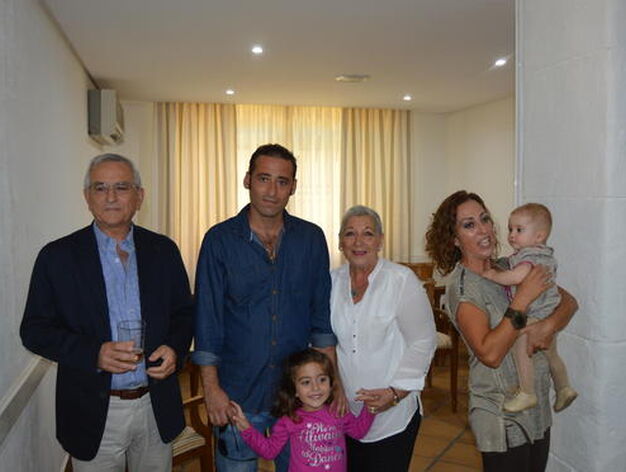 Lola Montero con su marido Domingo Cano, su hijo Domingo, Nuria Gallego y sus nietos Ana y Domingo Cano.

Foto: Ignacio Casas de Ciria