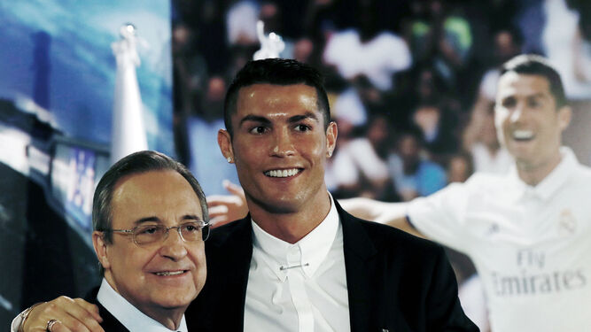Cristiano Ronaldo señala a Florentino Pérez durante el acto de la firma de su renovación en el Santiago Bernabéu.