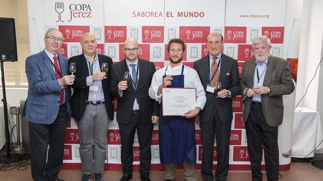 El chef y el sumiller del restaurante asturiano, ayer tras su victoria en la final nacional con los miembros del jurado.