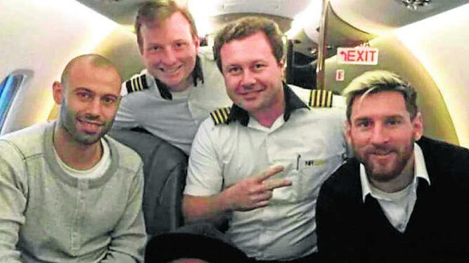 Mascherano, Neymar y Messi con los pilotos del jet privado del brasileño.